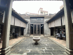 行就能轻松抵达地铁坐